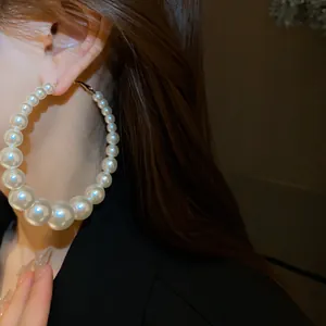 Detailansicht großer Perlenohrringe mit graduierten Perlen für einen modischen Look
