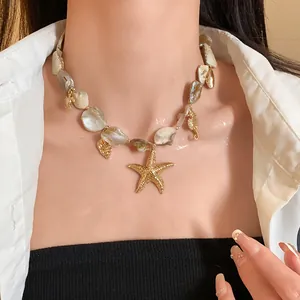 Primo piano di una collana di perle barocche con ciondoli a stella marina e cavalluccio