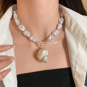 Elegante collana di perle barocche con pendente a conchiglia per un look da spiaggia