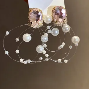 Eleganti orecchini vintage con pietre rosa, alone di cristalli e perle bianche a cascata