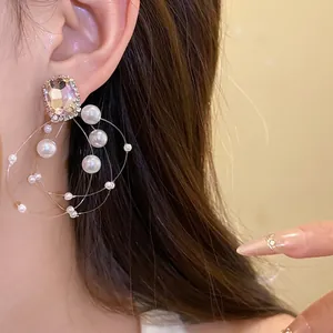 Eleganti orecchini in cristallo e argento con pendenti in perle a strati
