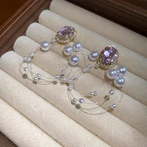 Eleganti orecchini in argento con gemme rosa e perle a cascata in portagioie lussuoso
