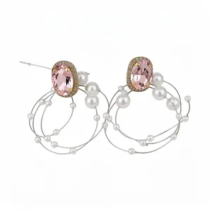 Eleganti orecchini a pendente con cristallo rosa e perle in stile vintage francese.