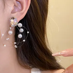 Primo piano di eleganti orecchini vintage con cristallo rosa e cascata di perle