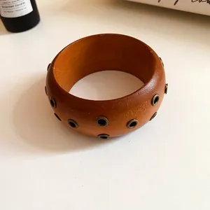 Handgefertigter Vintage-Holzarmreif mit schicken Metallösen und natürlicher Holzmaserung