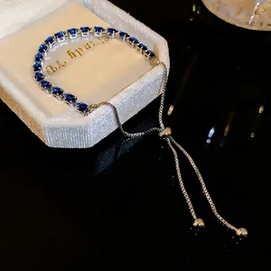Elegantes, verstellbares Armband in Silberoptik mit blauen Zirkonia in Tropfenform