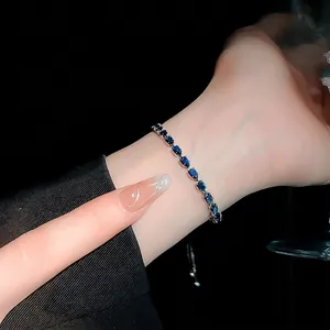 Eleganter verstellbarer Armreif mit blauen Zirkonia Tropfen und Kordelzugverschluss