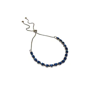 Elegantes silbernes verstellbares Slider-Armband mit blauen Zirkonia in Tropfenform.