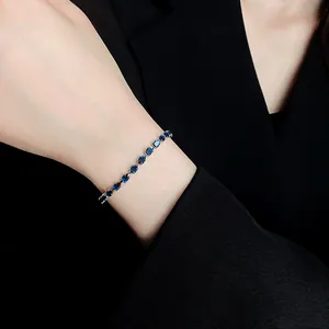 Detailansicht eines verstellbaren Silberarmbands mit blauen tropfenförmigen Zirkonia-Steinen.