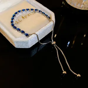 Detailansicht eines verstellbaren Armbands mit blauen Zirkon-Tropfen in Schmuckschatulle