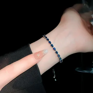 Detailansicht eines verstellbaren Armbands mit blauen Zirkon-Tropfen am Handgelenk
