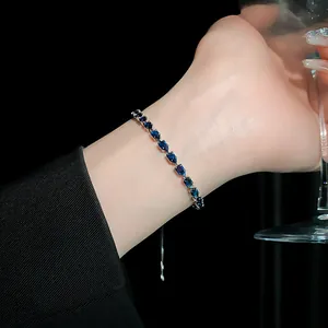 Nahaufnahme eines verstellbaren Armbands mit blauen Zirkonia in Birnenform vor schwarzem Grund