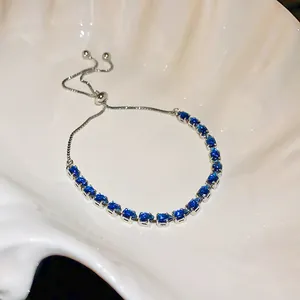 Nahaufnahme von tropfenförmigen blauen Zirkonias an einem verstellbaren Silberarmband