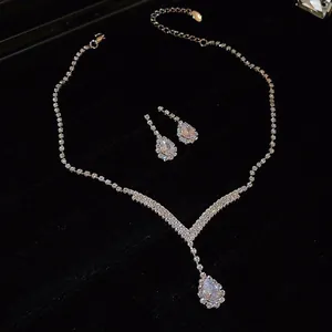 Zilverkleurige sieradenset met peervormige kristallen voor elegante avondkleding