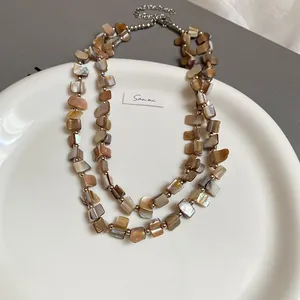 Elegante böhmische Muschelperlenkette mit braunen, schillernden quadratischen Stücken