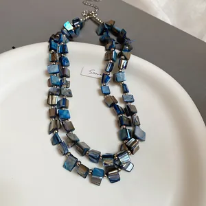 Elegante collana bohémien a doppio strato in perle di conchiglia quadrate blu mare