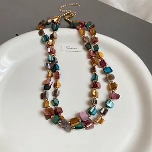 Collana bohémien con perline di conchiglia colorate e accenti dorati per vacanze al mare
