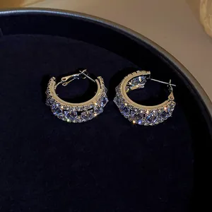 Elegantes pendientes de aro en forma de C plateados con doble hilera de pedrería fina