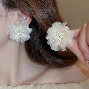 Eleganti orecchini a lobo a fiore in rete bianca con perni in argento per un look da vacanza