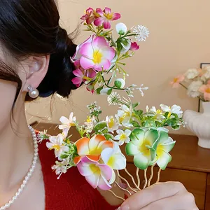 Gros plan d'une épingle à cheveux élégante avec des fleurs en tissu multicolores.