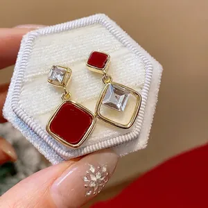 Exquisite 18k vergoldete asymmetrische quadratische Zirkonia-Ohrstecker auf einer Box