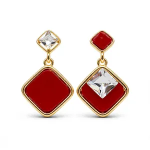 Vintage 18k vergoldete Ohrringe mit roter Emaille und Zirkonia auf weißem Hintergrund