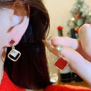 Elegante retro 18k vergoldete Ohrringe mit rotem quadratischem Emaille und Zirkonia