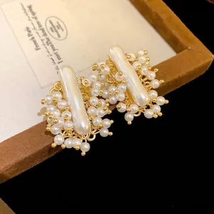 Orecchini vintage con perle finte, filo dorato e perle barocche dallo stile francese