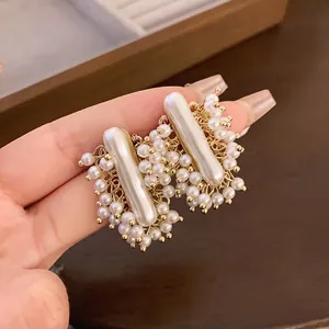 Eleganti orecchini a lobo vintage con perle finte e dettagli in filo dorato intrecciato