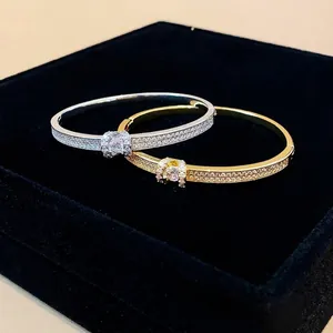 Bracelets ovales luxueux plaqués or et argent avec diamants pavés sur fond noir