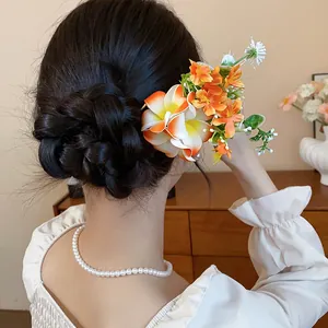 Vue arrière d'épingles à cheveux florales élégantes dans un chignon tressé chic