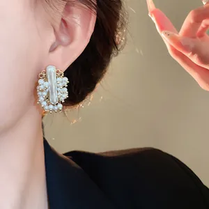 Eleganti orecchini vintage francesi con perle artificiali e ago in argento indossati