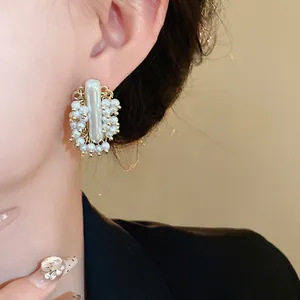 Primo piano dettagliato di eleganti orecchini a perno con perle barocche su un modello