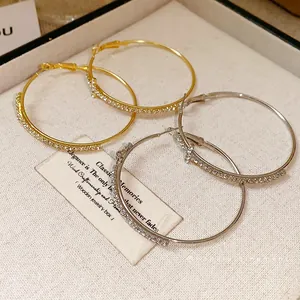 Elegantes pendientes de aro grandes con cruz de diamantes en oro y plata con agujas de plata