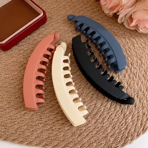 Lot de quatre barrettes bananes en acrylique mat de couleurs assorties pour femmes