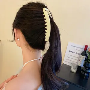 Pince à cheveux minimaliste en acrylique crème mat pour coiffures élégantes de femmes