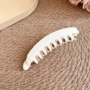 Pince à cheveux banane crème mate élégante pour femme avec un design minimaliste
