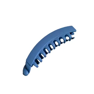 Pince à cheveux banane élégante en acrylique bleu mat minimaliste sur fond blanc épuré.