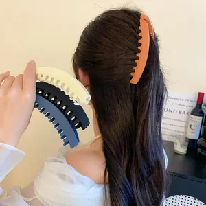 Gros plan d'une femme portant une pince à cheveux en acrylique mat dans un chignon élégant