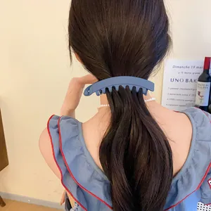 Pince à cheveux banane bleu mat élégante vue de dos pour une coiffure chic