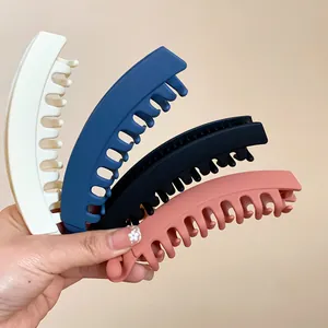 Vue détaillée de quatre pinces à cheveux banane en acrylique mat de couleurs variées