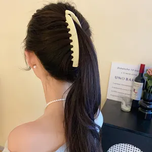 Vue détaillée d'une femme portant une pince à cheveux en acrylique mat de couleur crème