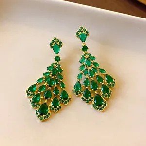 Eleganti orecchini a lampadario in oro con pietre di zircone verde a forma di foglia