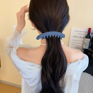 Vue arrière détaillée d'une pince à cheveux banane élégante en acrylique bleu mat pour queue