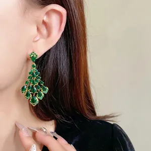 Eleganti orecchini a lampadario a foglia verde smeraldo con zirconi cubici per donna