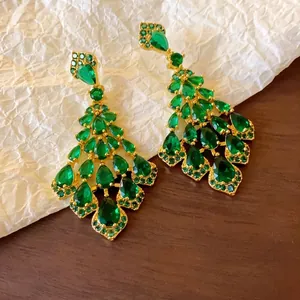 Eleganti orecchini pendenti a forma di foglia con zirconi verde smeraldo e finitura in oro