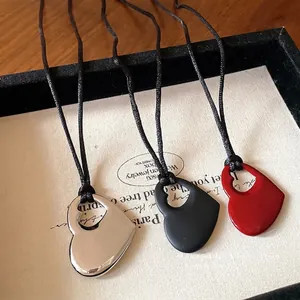 Collier minimaliste avec pendentif cœur évidé en argent, noir mat et rouge