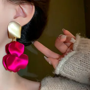 Orecchini a petalo magenta oversize con parte superiore geometrica in oro opaco