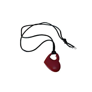 Collier minimaliste avec pendentif cœur rouge évidé et cordon noir réglable pour femme