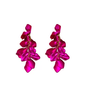 Eleganti orecchini pendenti lunghi fucsia con nappa a petali di fiori e catena oro